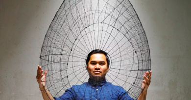 Racso with his wire piece called Kaya