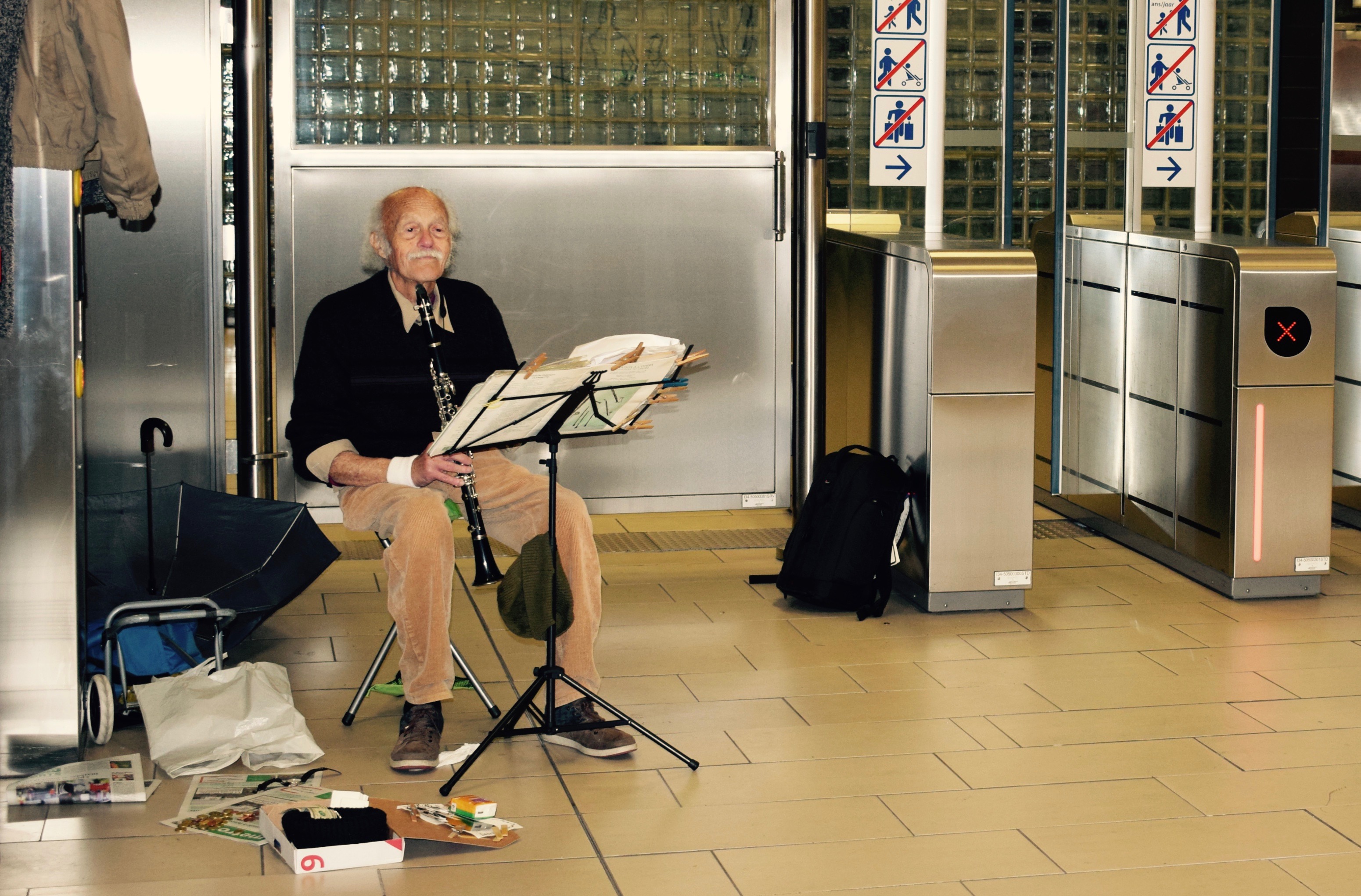 Argentine clarinetist Abraham Kunik at the Maelbeek metro station